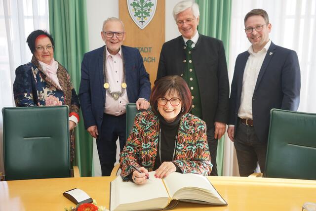 Christa Naaß beim Eintrag ins Goldene Buch der Stadt Aichach. Beobachtet von Dritter Bürgermeisterin Brigitte Neumaier, Ersten Bürgermeister Klaus Habermann, Altlandrat Christian Knauer und Zweitem Bürgermeister Josef Dußmann.  | Foto: Erich Echter 