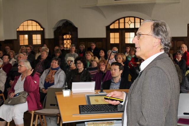 Die Vorträge zum „Tag der Rückengesundheit“ am BKH Günzburg sind immer gut besucht. Unser Archivbild aus dem Jahr 2023 zeigt Prof. Christian Rainer Wirtz, Ärztlicher Direktor der Klinik für Neurochirurgie am BKH.  | Foto: Georg Schalk, Bezirkskliniken Schwaben