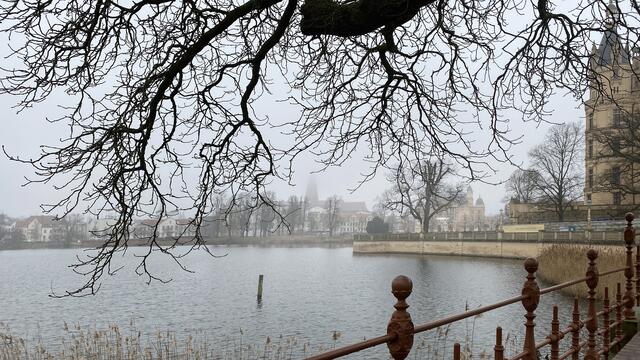 Ausblick von der Drehbrücke der Schlossinsel auf die Schweriner Altstadt. Foto. Helmut Kuzina