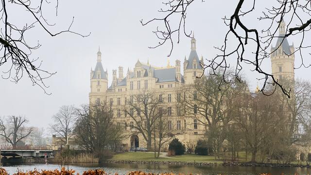 Die Drehbrücke (links) verbindet den Schlossgarten mit der Schlossinsel. Foto: Helmut Kuzina