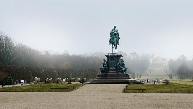 Blickfang im Schlossgarten ist das Reiterstandbild „Großherzog Friedrich Franz II.“, das von Ludwig Brunow 1893 gestaltet wurde. Foto: Helmut Kuzina
