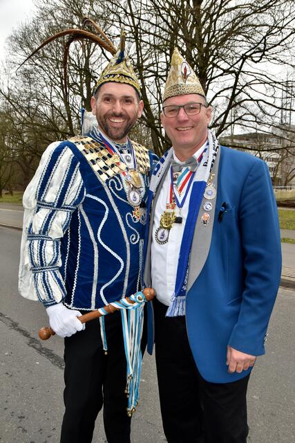 Die Funkenartillerie Blau-Weiß hatte ihren vereinseigenen Prinz Karneval mitgebracht.