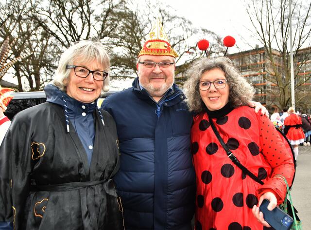 Gruppenbild mit Bürgermeister; Thomas Hermann /mitte), rechts die ehemalige Bezirksbürgermeisterin von Döhren-Wülfel, Christine Ranke-Heck.