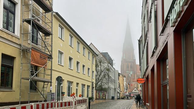 Die Buschstraße führt im Altstadtzentrum zum Dom, dessen Turm von 1889 bis 1892 mit der Höhe von 117,5 m errichtet wurde. Foto: Helmut Kuzina