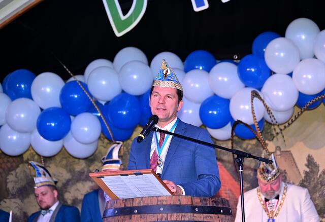 Regionspräsident Steffen Krach hält die Laudatio auf seine Nachfolgerin.