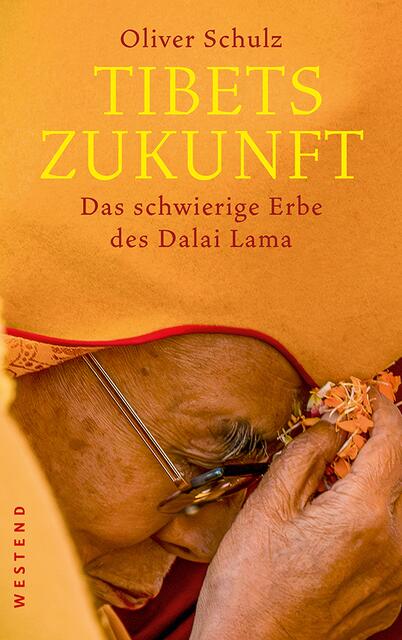 Buchcover Buchgut Berlin
Der Dalai Lama trägt einen gelben Zeremonienhut der Gelug-Schule des tibetischen Buddhismus vor seiner Residenz in Dharamshala, Indien | Foto: ISBN 978-3-86489-487-9