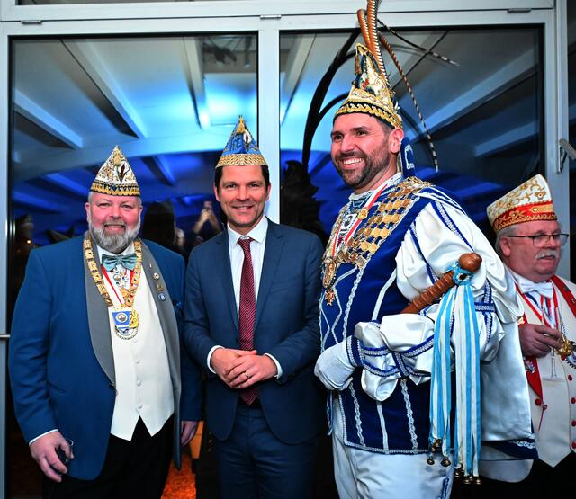 Mitte: Regionspräsident Steffen Krach mit Vereinspräsident Martin Weber und Prinz Benjamin I.