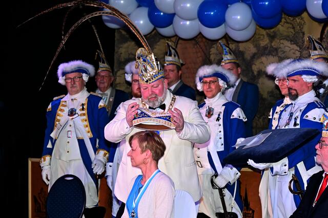 Mit dieser Narrenkappe wurde Polizeipräsidentin Gwendolin von der Osten Ehrensenatorin der Funkenartillerie Blau-Weiß.