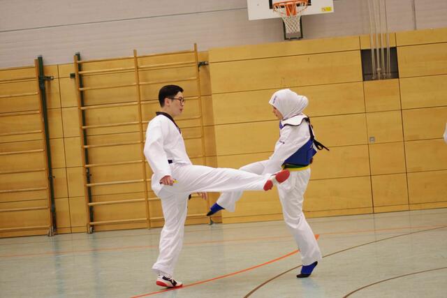 Lee Seung Jae mit einer Teilnehmerin beim Wettkampf