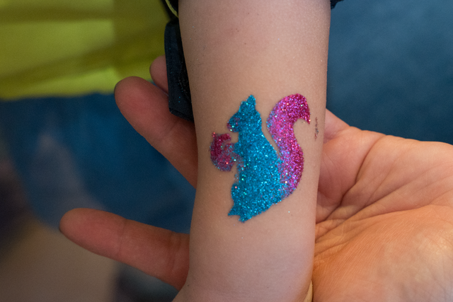 Eiscafé Tutti Frutti Friedberg startet in die Saison 2025 - Zauberclown Yvonne Schulte brachte Spaß und malte prächtige Tattoos auf die Arme der Kinder