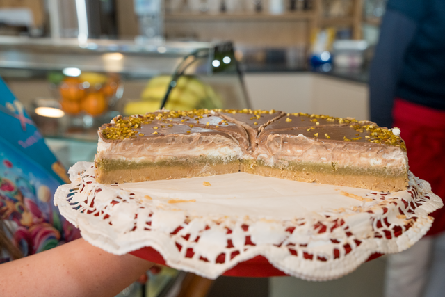 Eiscafé Tutti Frutti Friedberg - Ana (Mitte) bäckt die "Dubai-Torte"