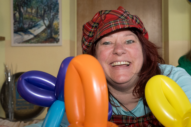 Eiscafé Tutti Frutti Friedberg startet in die Saison 2025 - Zauberclown Yvonne Schulte brachte Spaß und malte prächtige Tattoos auf die Arme der Kinder
