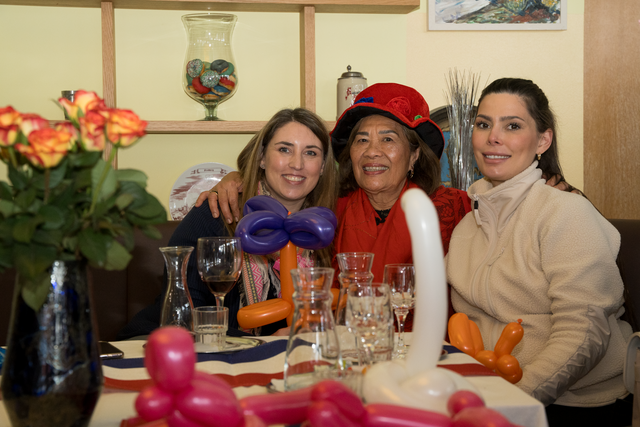 Eiscafé Tutti Frutti Friedberg startet in die Saison 2025 - Gute Stimmung unter den Kundinnen
