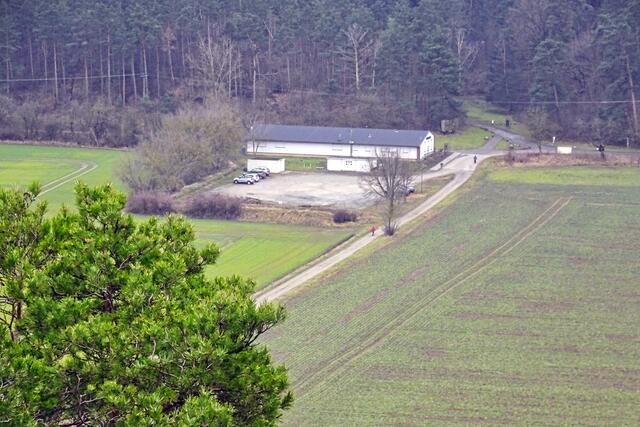 Blick auf die Gedenkstätte mit Parkplatz von der Fuchsklippe aus