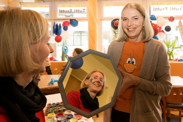 Eiscafé Tutti Frutti Friedberg - Renate Mayer vom Friedberger Verkehrsverein  (rechts) machte beeindruckende Gesichtsbemalung