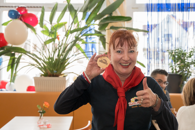 Eiscafé Tutti Frutti Friedberg - Inhaberin Elisabeth Schück freut sich auf die Saison 2025