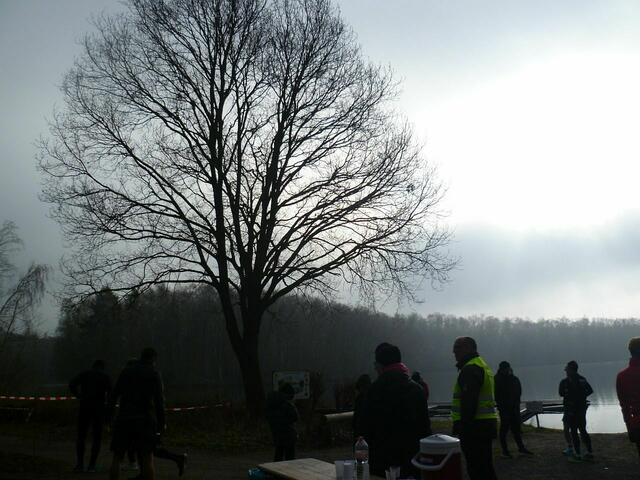 Bei der Abfahrt von daheim im Nebel lag die Temperatur nur knapp über null Grad. Am Altwarmbüchener See kommt nun langsam die Sonne durch.
