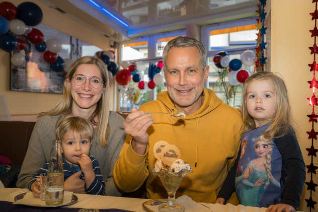 Eiscafé Tutti Frutti Friedberg startet in die Saison 2025 - Friedbergs Erster Bürgermeister Roland kam mit der Familie zum Saisonstart