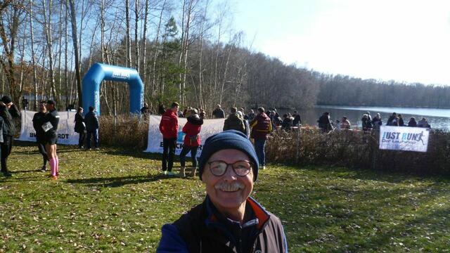 Teilnehmer und Gäste genießen die Sonne am See. 
