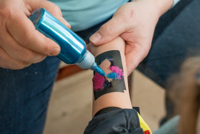 Eiscafé Tutti Frutti Friedberg startet in die Saison 2025 - Zauberclown Yvonne Schulte brachte Spaß und malte prächtige Tattoos auf die Arme der Kinder
