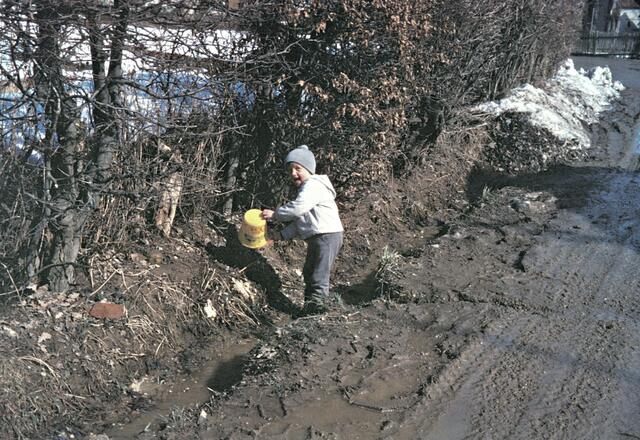 Der offene Abwassergraben am ungeteerten Amselweg