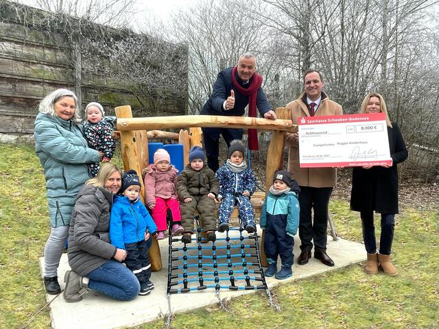 Der Vorstandsvorsitzende der Sparkasse Schwaben-Bodensee Daniel Gastl
(Zweiter von rechts) überreichte Kinderhausleiterin Patrycja Grutza (rechts) einen Scheck in Höhe von 8.000 Euro. Oberbürgermeister Gerhard Jauernig ist sicher, dass das neue Klettergerüst viel Freude auslöst. | Foto: Michael Lindner/ Stadt Günzburg