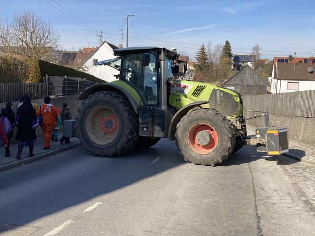 Zur Sicherheit der Veranstaltung versperrten Traktoren die Zufahrten