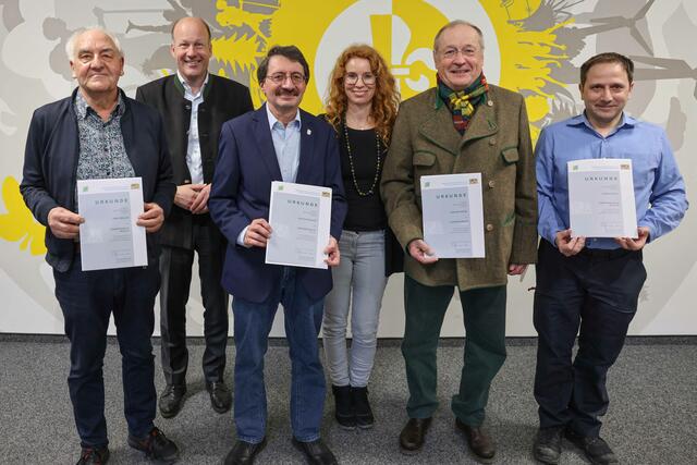 Landrat Martin Sailer (Zweiter von links) würdigte kürzlich das ehrenamtliche Engagement im Naturschutz von Josef Müller (links), Peter Schindler (Dritter von links), Gerhard Wurm (Zweiter von rechts) und Konrad Brill (rechts). Gemeinsam mit Kerstin Holzapfel, Fachbereichsleiterin Naturschutz, Jagd und Fischerei, überreichte Landrat Sailer Auszeichnungsurkunden an die ehrenamtlichen Naturschutzwächter und Hornissenbeauftragten. Nicht auf dem Bild: Erwin Czech und Wolfgang Kraus, die ebenfalls geehrt wurden. | Foto: Carola Kirasic