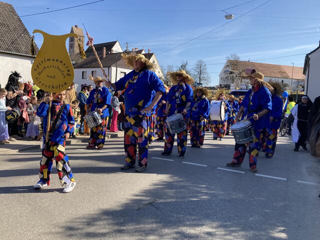 Den Faschingsumzug eröffnete der Spielmannszug aus Herbertshofen und Gablingen