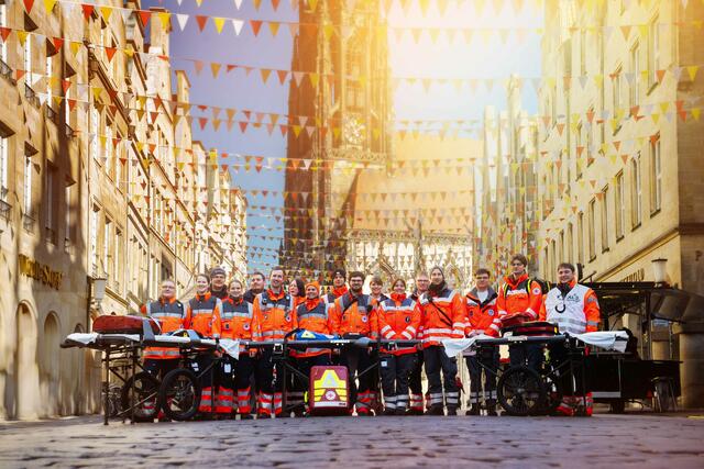 Foto: Vor dem Beginn des Rosenmontagsumzugs in Münster stellte sich ein Teil der DRK-Einsatzkräfte für ein Gruppenfoto auf dem Prinzipalmarkt zusammen. Foto: Jonas Westermeyer