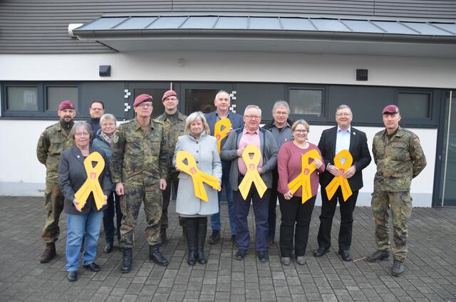 In einem feierlichen Akt: Übergabe der Gelben Schleifen für Betziesdorf und für Langenstein
Vordere Reihe: Oberst i.G. York Buchholtz (rechts), Erster Stadtrat Dietmar Menz (2. v.r.), Stadträtin Karin Pielsticker (links), Hauptmann Martin Würz (2. v.l.), Stadträtin Hannelore Wachtel (3. v.l.), Ortsvorsteher Norbert Schulz, Langenstein (4. v.l.) und stellv. Ortsvorsteher Manfred Peter, Betziesdorf (hintere Reihe Mitte).
 | Foto: Stadt Kirchhain