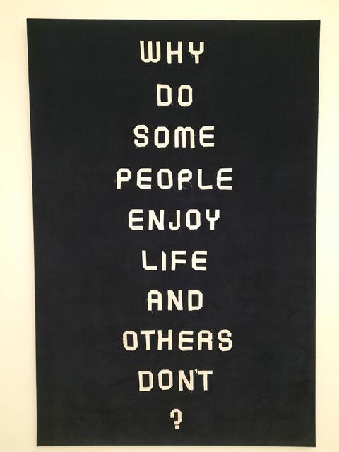 Sprengel-Museum Hannover: "Why do some people enjoy life and others dont?" Von Alice Musiol, 2019. Mehr Infos siehe Bild 2.
. | Foto: R.S. auf 🚲-Tour