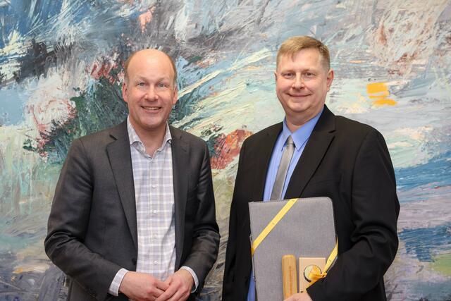 Landrat Martin Sailer tauschte sich mit Peter Volkert, dem neuen Leiter der Realschule Königsbrunn, zu verschiedenen Themen aus. | Foto: Julia Pietsch