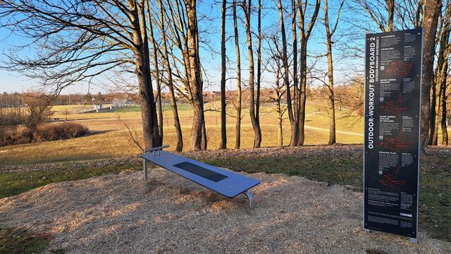 Sit-up-Bank mit Ausblick - zu finden auf dem Ulrichshügel im Sport- und Freizeitpark West in Königsbrunn