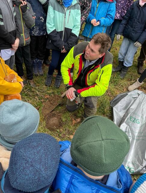 Gemeinsam mit Christoph Pascher und Marie Scherer von der FBG Augsburg-West packten die Grundschüler im Wald mit an.
