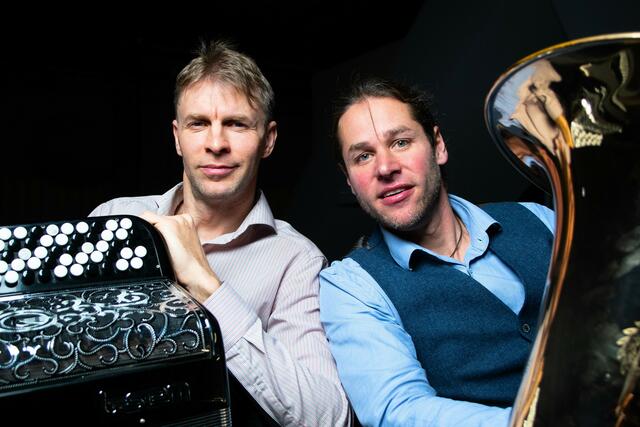 Der Solotubist der Augsburger Philharmoniker Fabian Heichele und der Akkordeonist Konstantin Ischenko, Mitglied der gefragten Gitanes Blondes, kommen als "TubAkkord" nach Aichach. | Foto: Tobias Rägle
