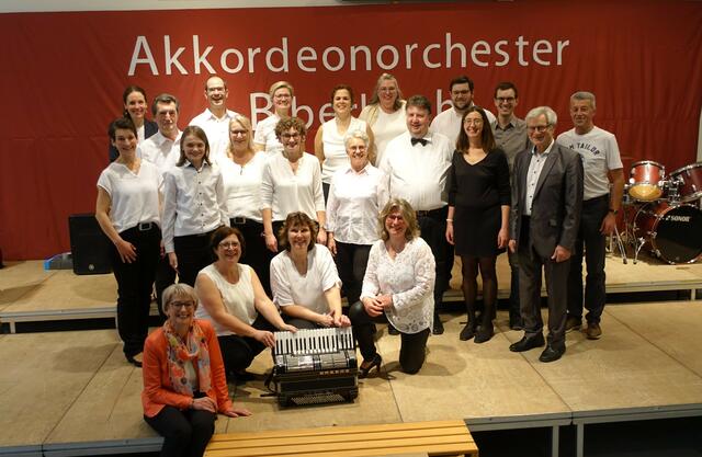 Das erfolgreiche Akkordeonorchester der Musikschule Biberbach das seit über 50 Jahren erfolgreich arbeitet mit ihrem Leiter Josef Deffner (zweiter von rechts). | Foto: Bild: Musikschule Biberbach