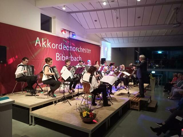 Circa 10 Kilogramm wiegt so ein Piano-Akkordeon - also schon ein schweres Instrument deshalb auch die Schultergurte. Wenn es im Stehen gespielt wird dann hängt es ja nur an den Schultern die Hände müssen ja frei beweglich sein. Ein faszinierendes Instrument, das in den 1820er Jahren als „Accordion“ von Cyrill Demian in Wien als Patent angemeldet wurde.  | Foto: Musikschule Biberbach