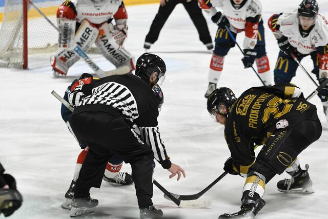 Toms Prokopovics (in schwarz beim Bully) erzielte zwei Tore und legte einen weiteren Treffer auf.