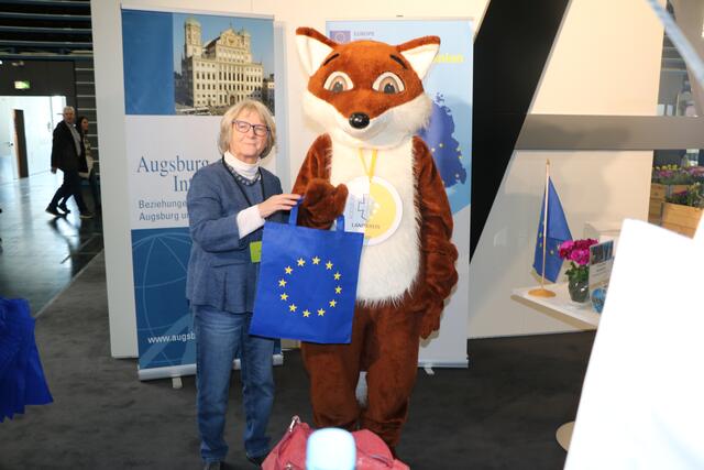 Barbara Kächele mit Messe Maskottchen | Foto: Marianne Stenglein