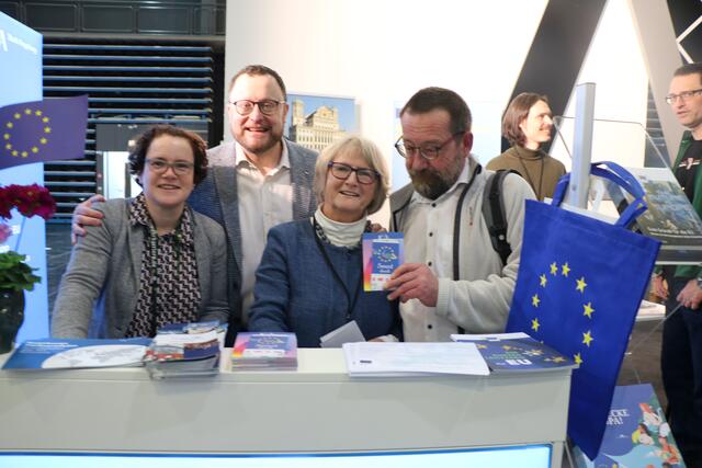 von links Familie Fink, Barbara Kächele, Robert Vogl am Infostand der Stadt Augsburg mit Augsburg International e.V Beteiligung | Foto: Marianne Stenglein