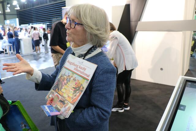 Augsburg kocht international - Barbara bei der Information über die internationalen Kochabende | Foto: Marianne Stenglein