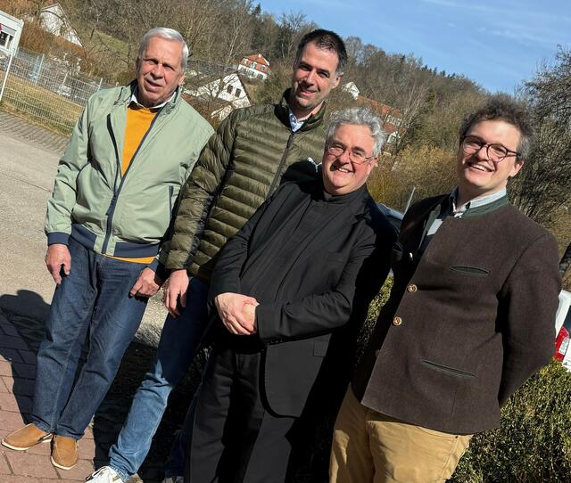 Vier Sodalen für ein Halleluja: Obmann Ostermeier sowie Josef Sumser und Ludwig Lenzgeiger mit Präses Dr. Menzinger