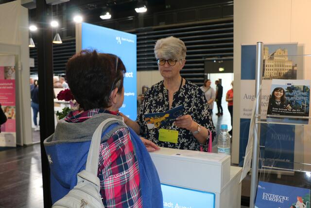 AI Mitarbeiterin beim Informationsgespräch | Foto: Marianne Stenglein