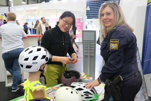 Yelai bei der Helmkontrolle | Foto: Marianne Stenglein