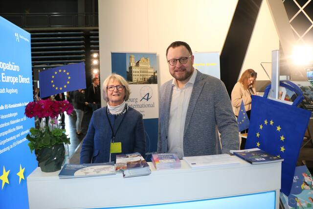 Interessante Gespräche mit Besuchern der Messe A/FAIR, links Barbara Kächele neben dem Präsidenten von Augsburg International e.V. Matthias Fink | Foto: Marianne Stenglein