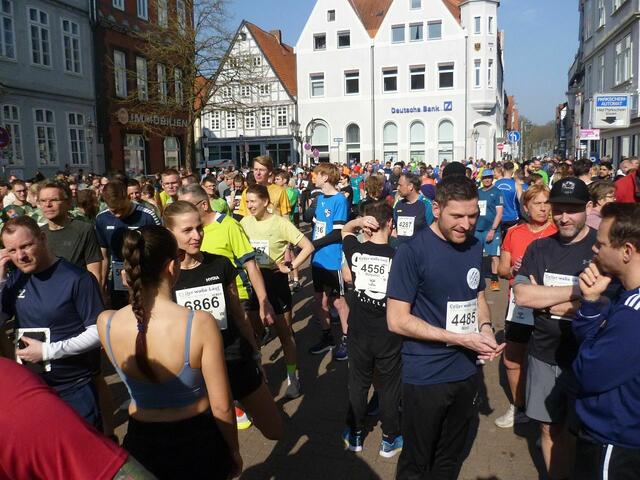 10 km: Startaufstellung hinter dem Hänigser Athleten.
