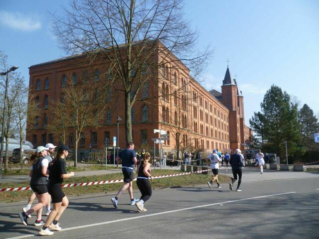 10 km: Die von Kaiser Wilhelm II gebaute Kaserne, heute Rathaus.
