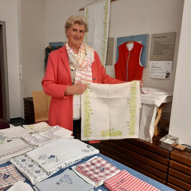 Thea Baur mit einigen ihrer in der Technik des Modelhanddrucks bedruckten Textilien. | Foto: Monika Hoede