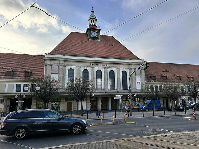 Wer den Bahnhof in Weimar kennt, sieht große Ähnlichkeiten.